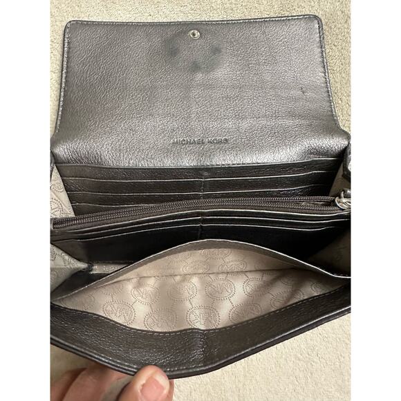 Michael Kors Fulton Carryall Platinum Leather Wallet with Silver Hardware - Picture 5 of 7